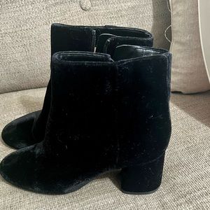 Franco Sarto Whimsygoth Black Velvet side zip ankle boots size 6.5 a no flaws